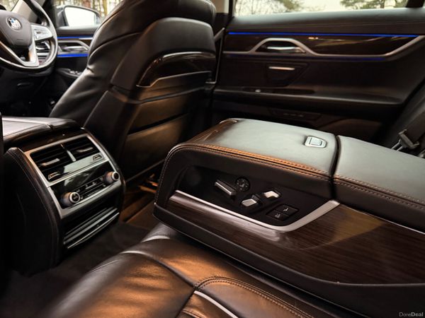 BMW 7-Series 2019 740e Exclusive 379855281
