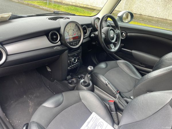 Mini Cooper 2012 petrol only 124klms ! 380369125