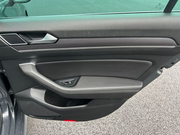 2017 (172) Volkswagen Passat R Line 2.0 - Sunroof 380300589