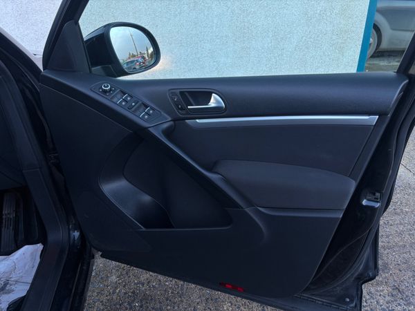 Volkswagen Tiguan SPORT LOW MILEAGE 380493495