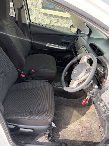 Toyota Vitz 2015 381122943