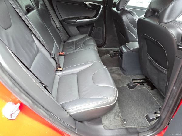 151 Volvo XC60 D4 R-DESIGN LUXURY 381241823