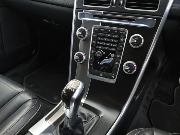 151 Volvo XC60 D4 R-DESIGN LUXURY 381241829