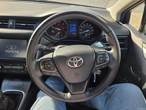 Toyota Avensis 2017 381811829