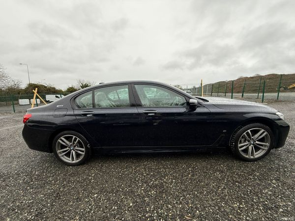 BMW 7-Series 2019 382152297