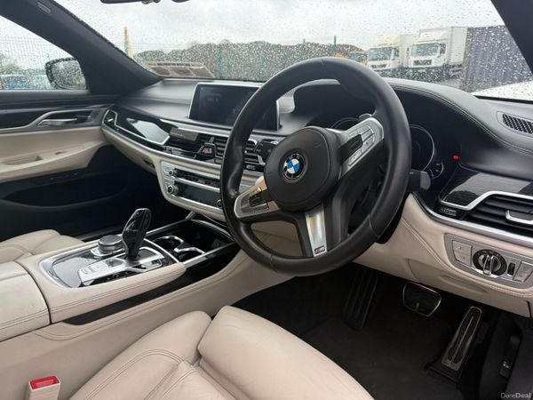 BMW 7-Series 2019 382152325