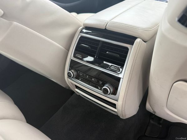 BMW 7-Series 2019 382152331