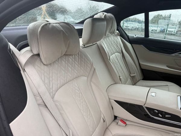 BMW 7-Series 2019 382152333