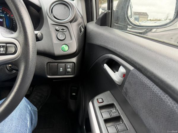 131 Honda Insight Hybrid 382120381