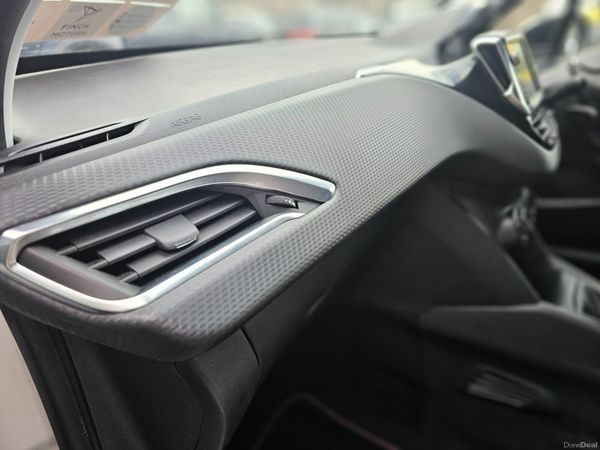 PEUGEOT 208 BLACK EDT // 03/28 NCT 382210085