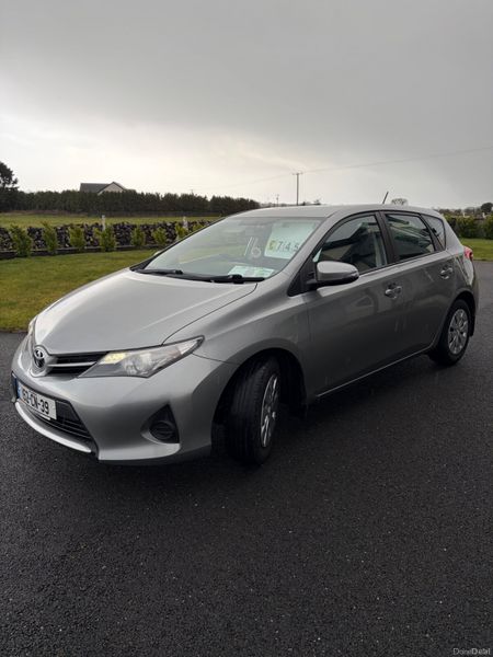Toyota Auris 2015 382406125