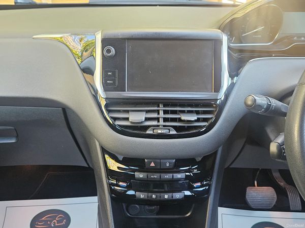 2015 Peugeot 208 allure automatic 37000km !! 382406585