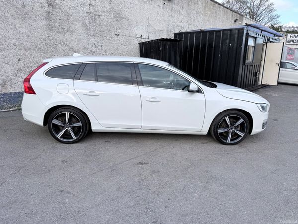 Volvo V60 2.0D SE LUX AUTO LOW KMS 382797277
