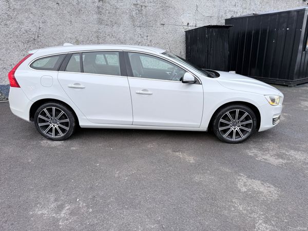 Volvo V60 2.0 Petrol SE LUX AUTO LOW KMS 382798963