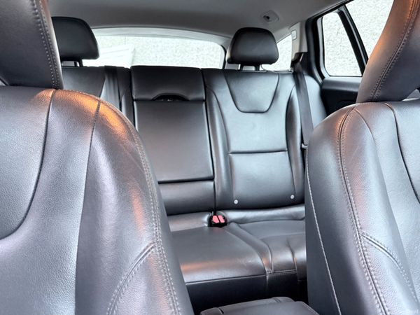 Volvo V60 2.0 Petrol SE LUX AUTO LOW KMS 382798981