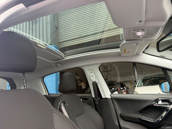 2017 Peugeot 208 Allure Automatic  / Panaromic 383122171