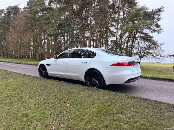 Jaguar XF 2016 Diesel Fuji White Black Wheels 383470011