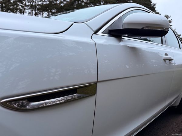 Jaguar XF 2016 Diesel Fuji White Black Wheels 383470133