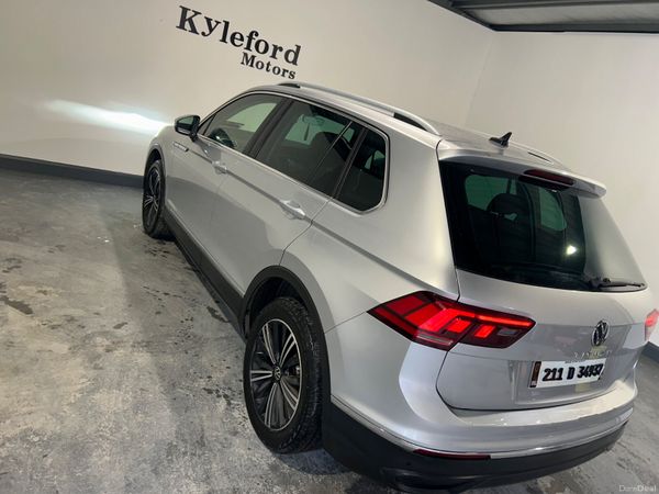 Volkswagen Tiguan 2021 383834867