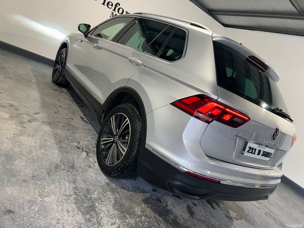 Volkswagen Tiguan 2021 383834909