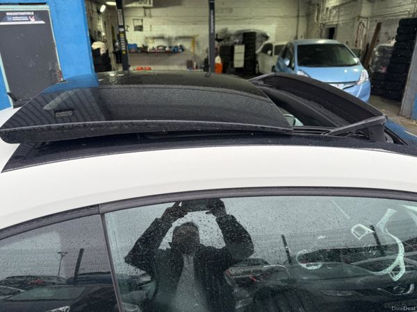 2012 Volkswagen Beetle Auto / Leather Spec 384215299