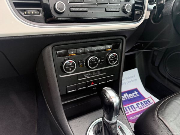 2012 Volkswagen Beetle Auto / Leather Spec 384215345