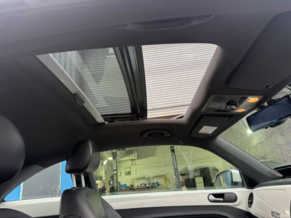 2012 Volkswagen Beetle Auto / Leather Spec 384215305