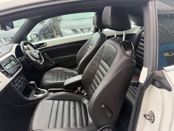 2012 Volkswagen Beetle Auto / Leather Spec 384215327