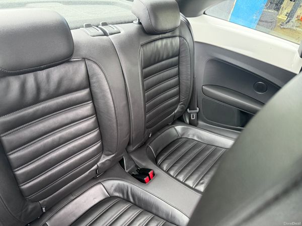 2012 Volkswagen Beetle Auto / Leather Spec 384215329