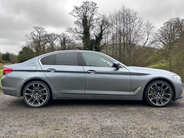 BMW 5-Series 2017 384364503