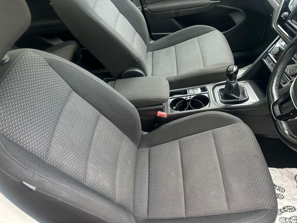 Volkswagen Touran 2017 (04/27,TAX09/26) 384455321