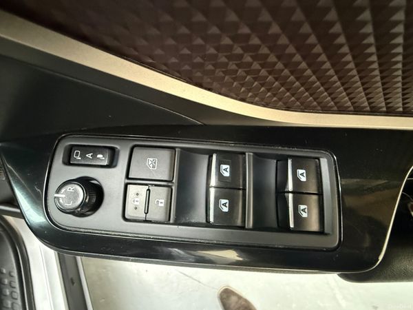 2017 Toyota C-HR 1.8 Hybrid Auto, Top Specs 384770163