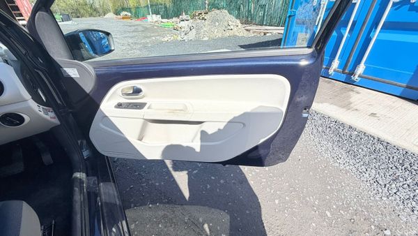 Volkswagen up! 2015 384804643