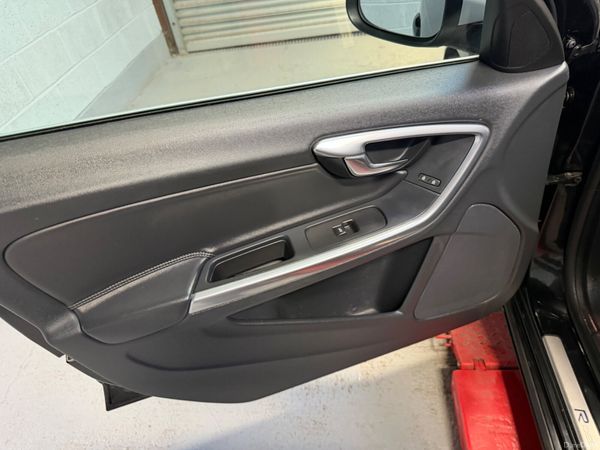 Volvo V60 2016     R- DESIGN  ! 385293289