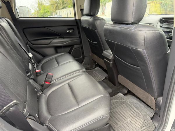 15 Mitsubishi Outlander PHEV 385461761