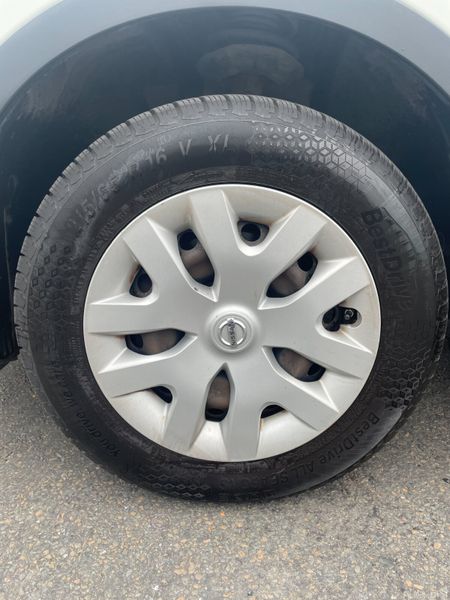 152 Nissan Qashqai.. Low KMs.. Car is Like New 385715281