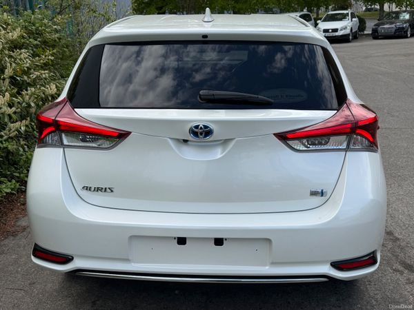 Toyota Auris Hybrid 2017 386448377