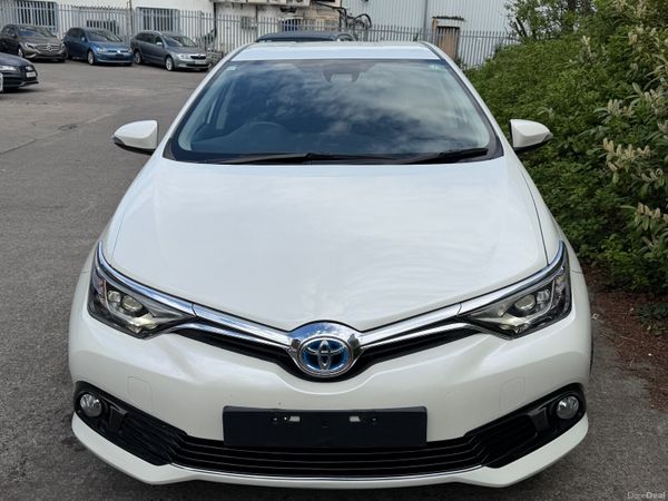 Toyota Auris Hybrid 2017 386448399