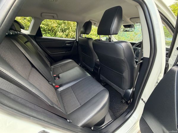 Toyota Auris Hybrid 2017 386448487