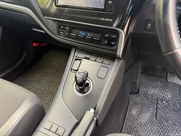 Toyota Auris Hybrid 2017 386448491