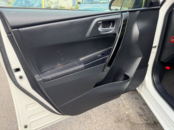 Toyota Auris Hybrid 2017 386448523