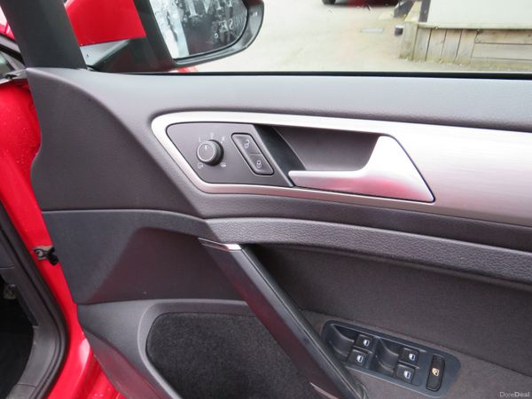 152 VW GOLF 5DR  PETROL AUTO IN CLASSIC RED 386499773