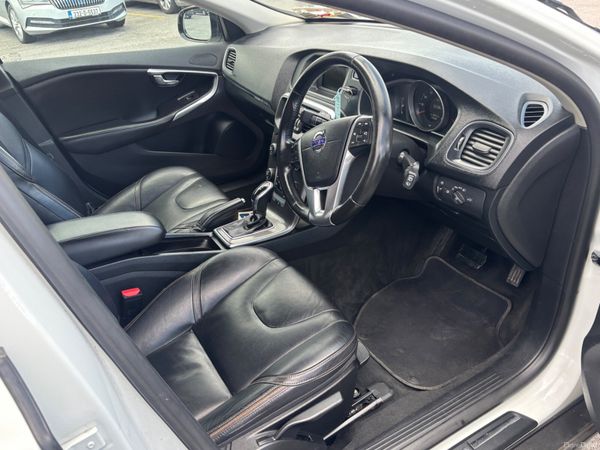 Volvo V40 2016 DIESEL AUTOMATIC 386534977