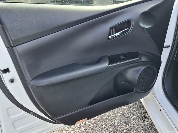 Toyota Prius 1.8L Hybrid Automatic 386799477