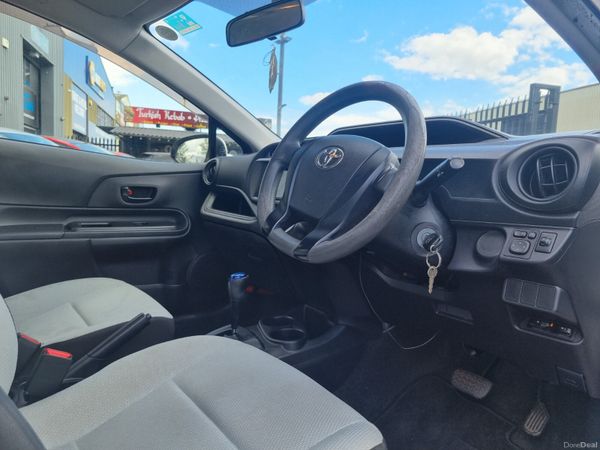 Toyota Aqua  Hybrid  2016 386847331