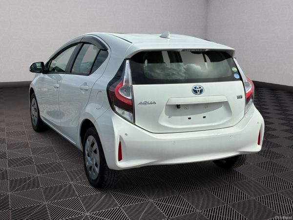 Toyota Aqua Hybrid *Automatic* 386928711