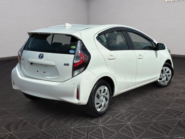 Toyota Aqua Hybrid *Automatic* 386928725