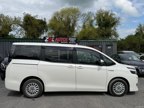 161 Toyota Voxy Hybrid 7 Seater 386932645