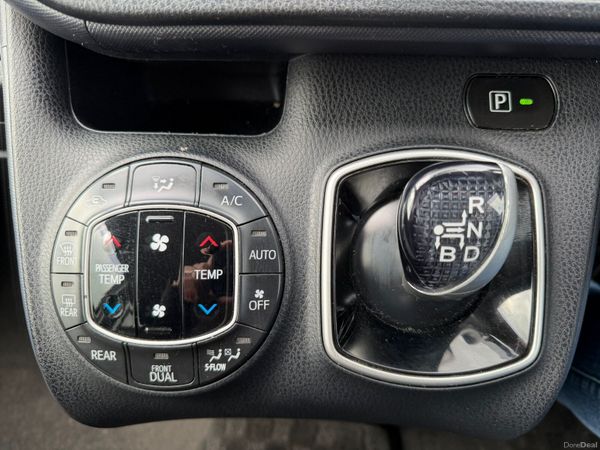 161 Toyota Voxy Hybrid 7 Seater 386932649