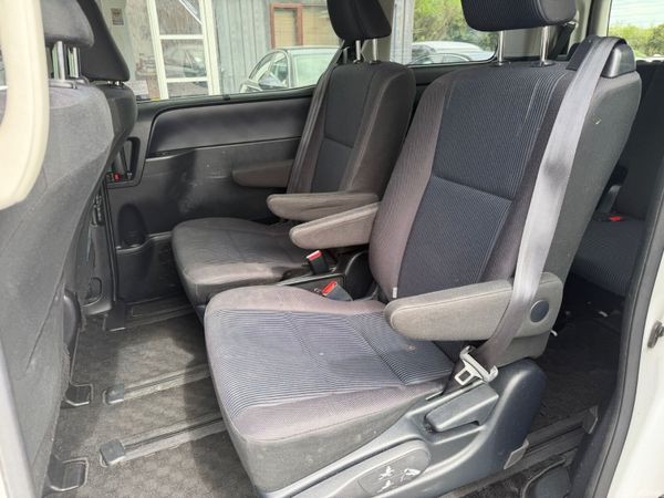 161 Toyota Voxy Hybrid 7 Seater 386932651